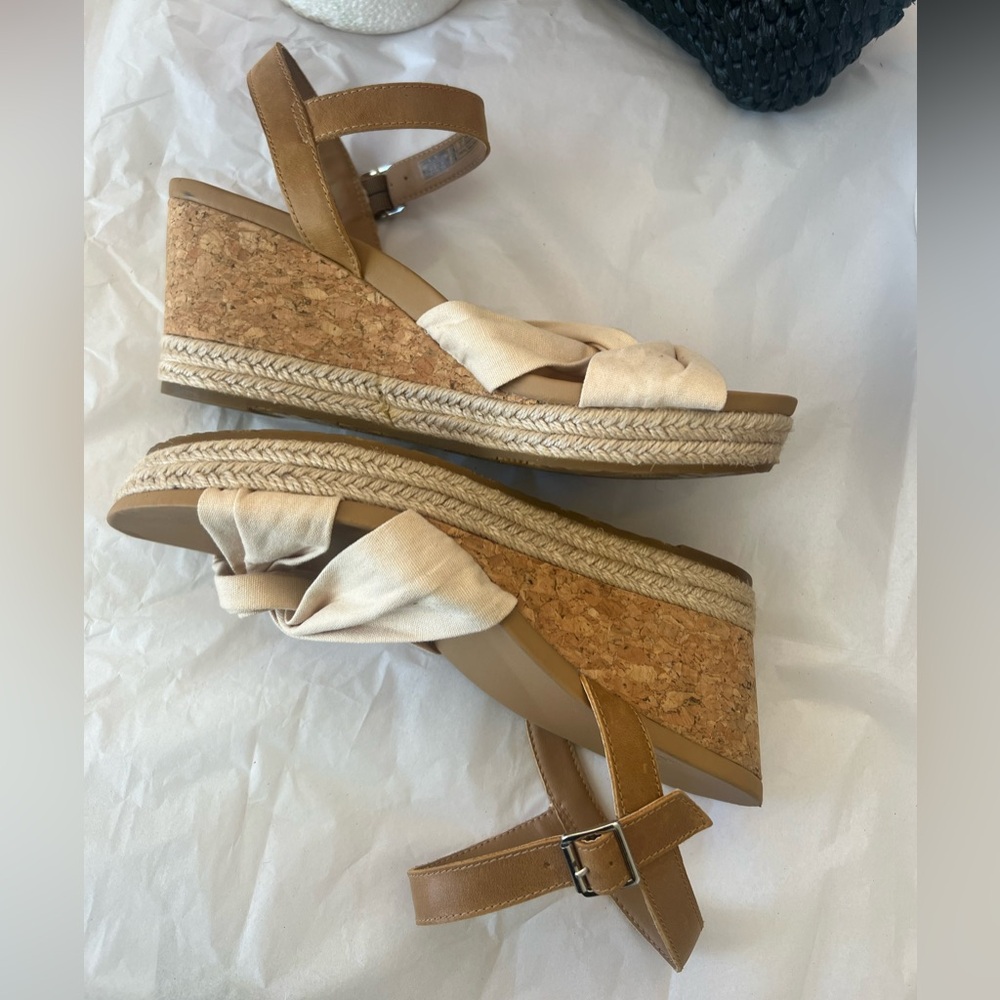UGG WOMEN’S Sandals - Picture 2 of 10